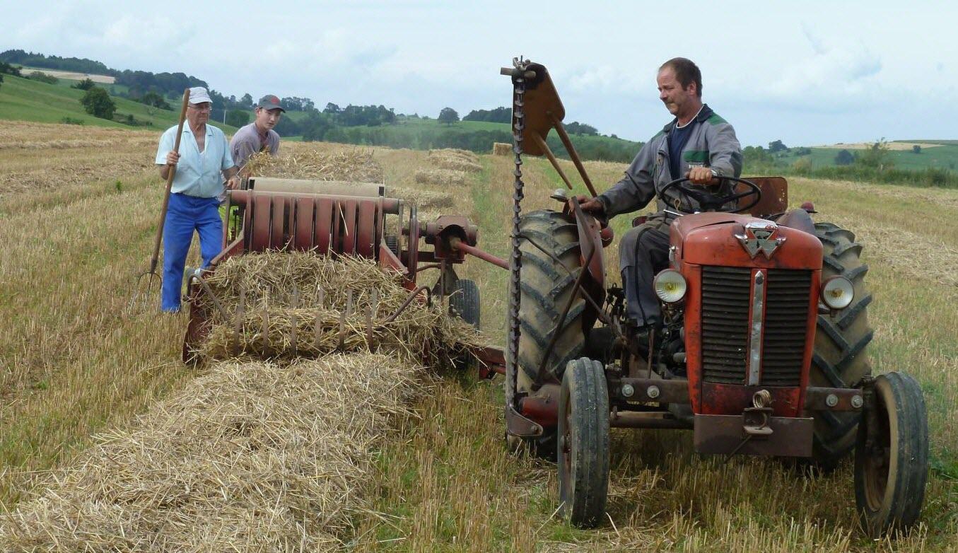 Patrick lanher fait fonctionner du materiel agricole ancien qu il collectionne depuis quelques annees 1424942995
